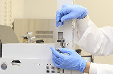 研究現場で用いられる多彩な機器に触れながら、活きた知識を学ぶ
