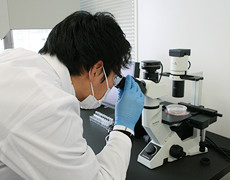 解凍から凍結保存までを確実に行える細胞培養技術を身につける。